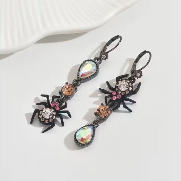 🕷️ Betsey Johnson Mismatched Black and Pink Dangle Spider Earrings 🕷️ - Picture 6 of 11